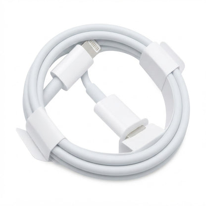 Cable es un Apple USB-C a Lightning blanco de 1 metro utilizado para carga rápida y sincronización de datos.