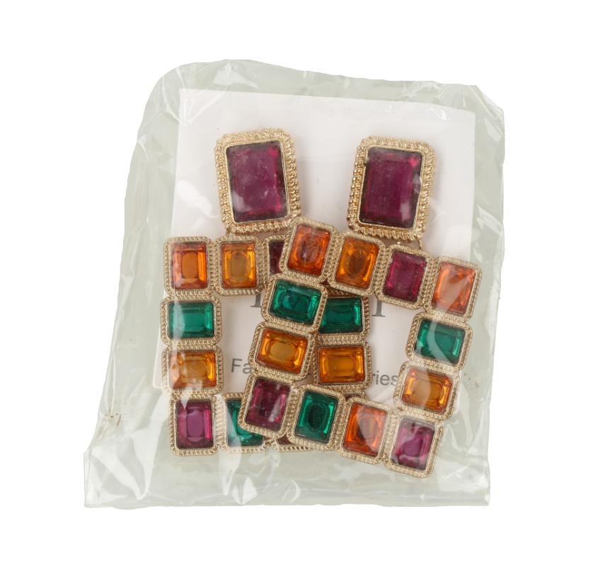 Pendientes con piedras rectangulares, color dorado.