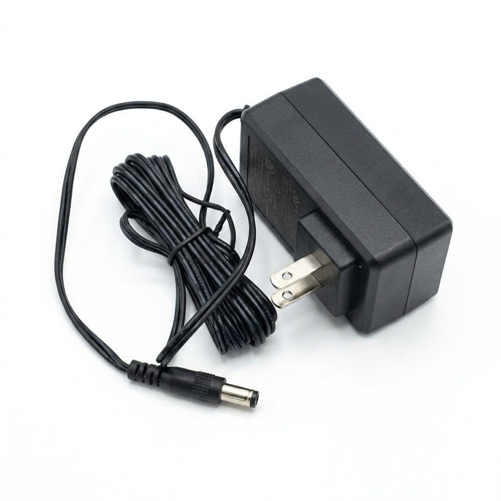 Adaptador de corriente negro de pared es compatible con varios dispositivos electrónicos.