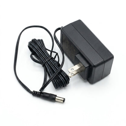 Adaptador de corriente negro de pared es compatible con varios dispositivos electrónicos.