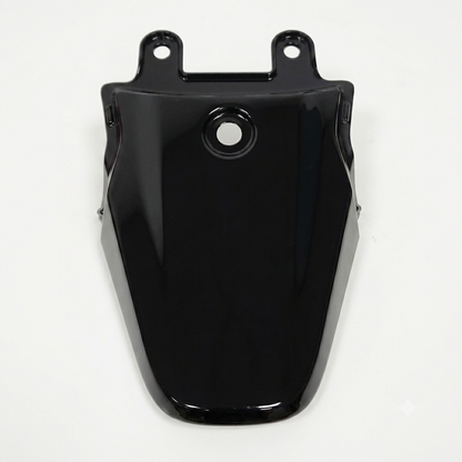 Guardabarros trasero de plastico color negro para motocicleta.