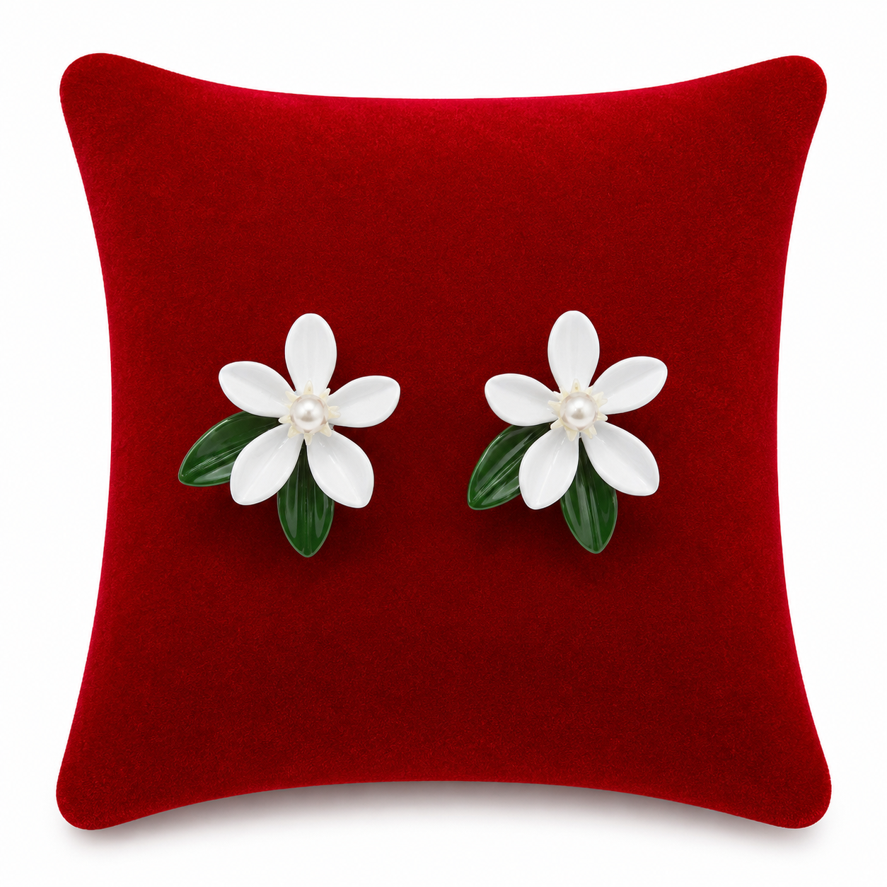 Aretes Flor Blanca con Hojas Verdes y Centro Tipo Perla.