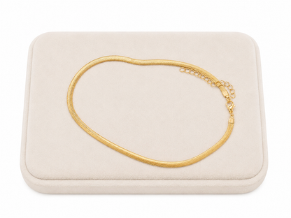 Cadena Plana de Diseño Liso en Color Dorado con Cierre Ajustable.