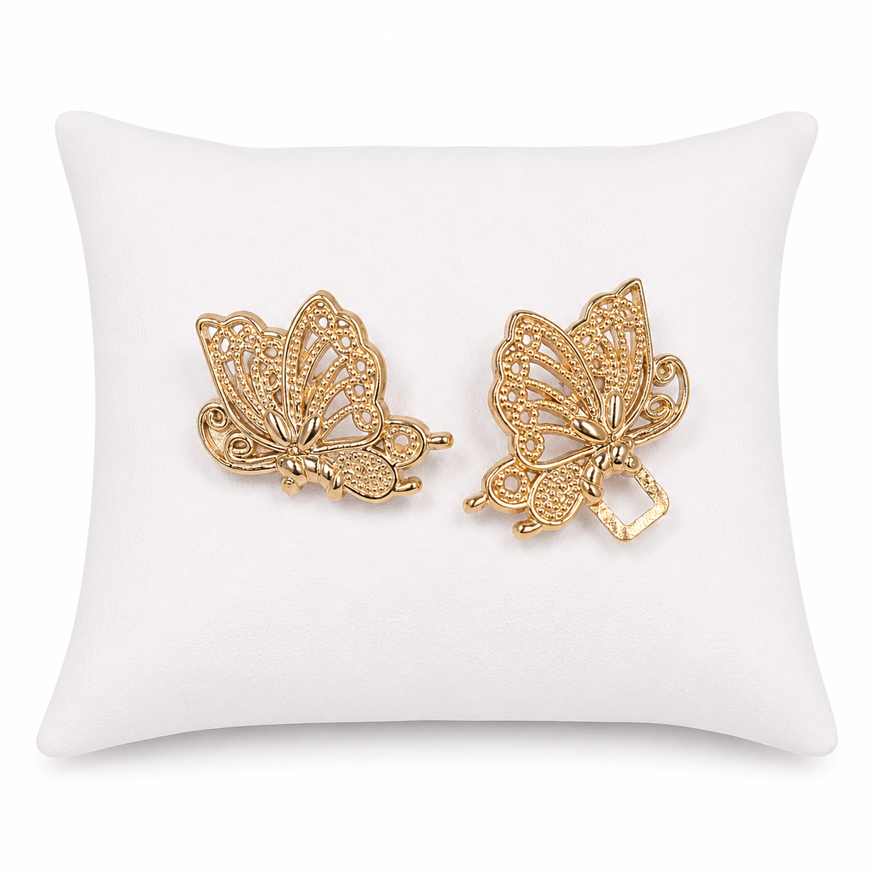 Aretes de mariposa calados color dorado con diseño elegante.