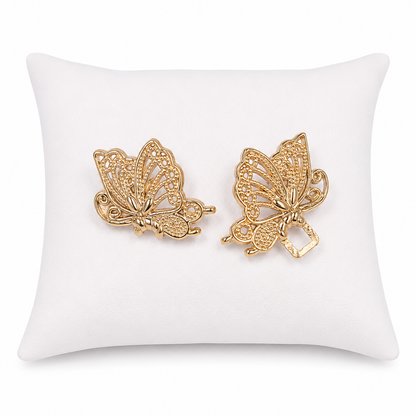 Aretes de mariposa calados color dorado con diseño elegante.