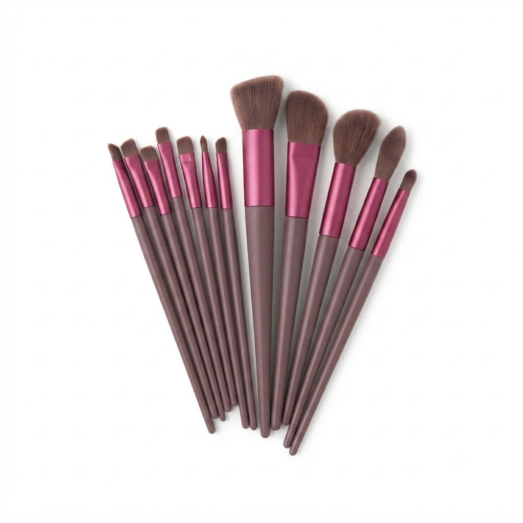 Juego de brochas de maquillaje de 13 piezas con mangos de color café y férulas rosadas.