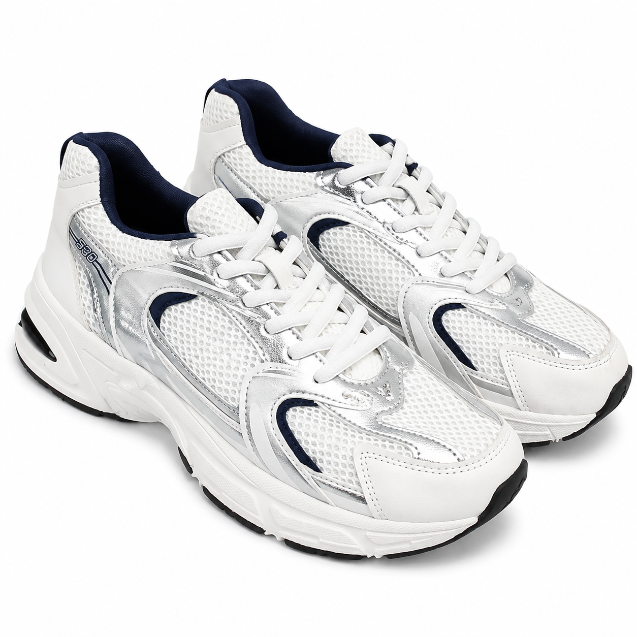 Tenis Deportivos de Malla Blancos con Detalles Plateados y Azul Marino, Talla 42.