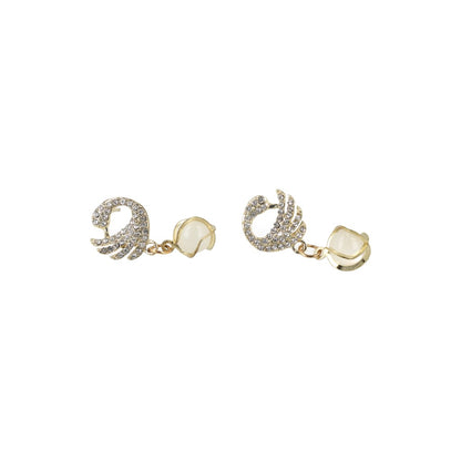 Aretes occidentales con piedras, dorados.