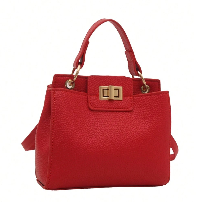 Bolso bandolera rojo estilo "lychee" con cierre de metal dorado.