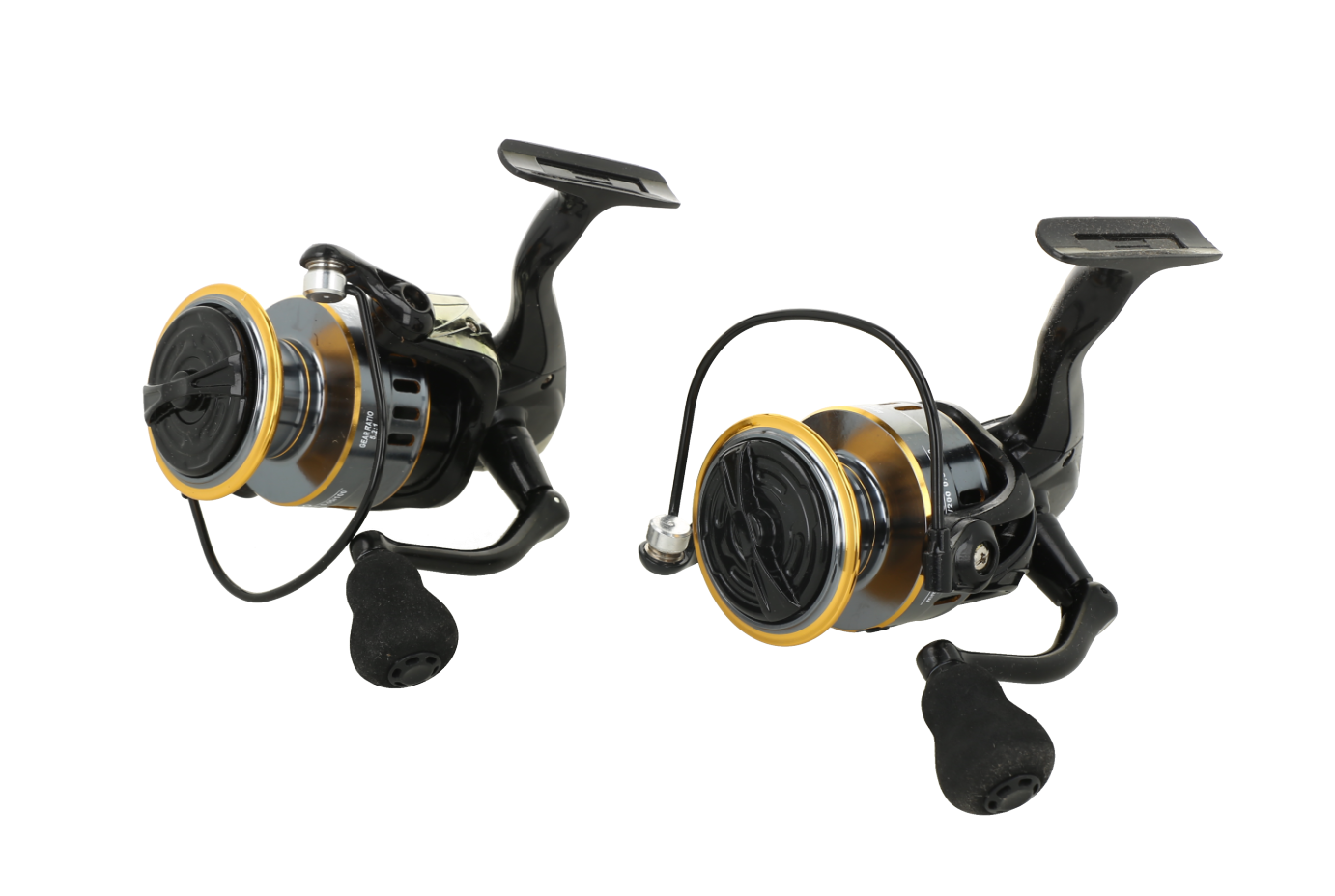Set de 2 carretes de pesca giratorio de color negro con detalles dorados.