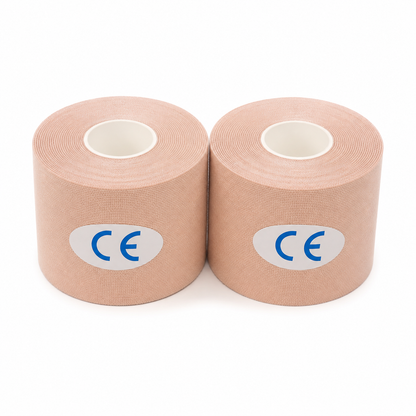 Set de dos rollos de cinta adhesiva deportiva beige para vendaje y soporte corporal.