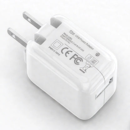 Adaptador de corriente USB de pared, diseñado para cargar teléfonos móviles o tabletas.