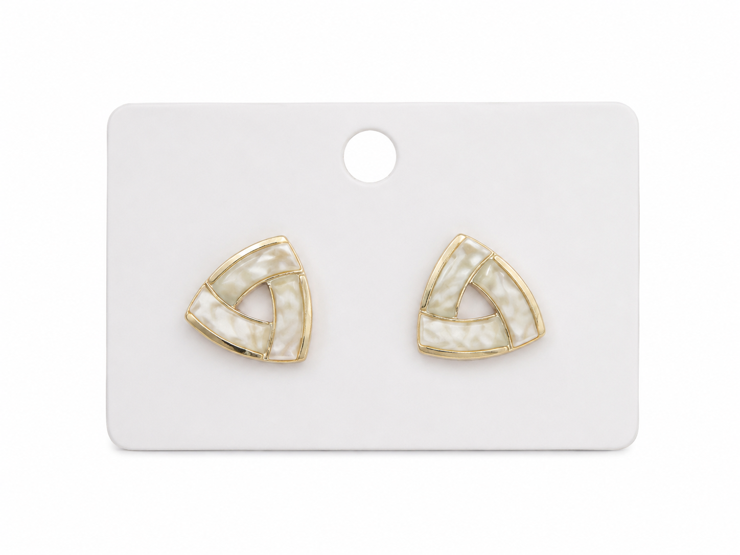 Aretes Triangulares Color Dorado con Incrustación de Nácar Sintético.