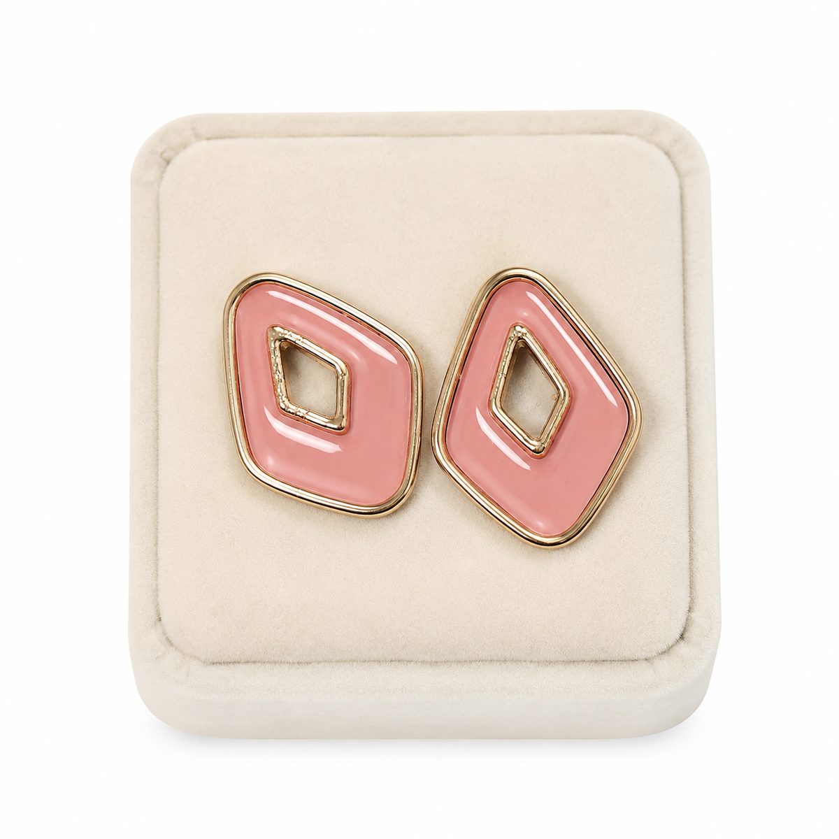Aretes geométricos rosados con detalles dorados y diseño calado.