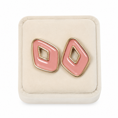 Aretes geométricos rosados con detalles dorados y diseño calado.