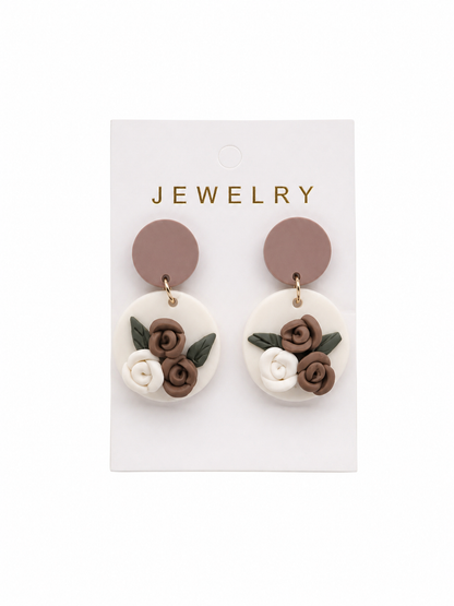Pendientes Colgantes con Flores Decorativas en Tonos Neutros.