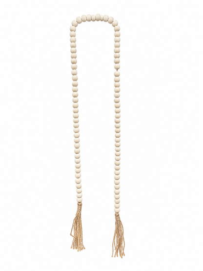 Guirnalda decorativa de cuentas de madera con borlas de yute natural.