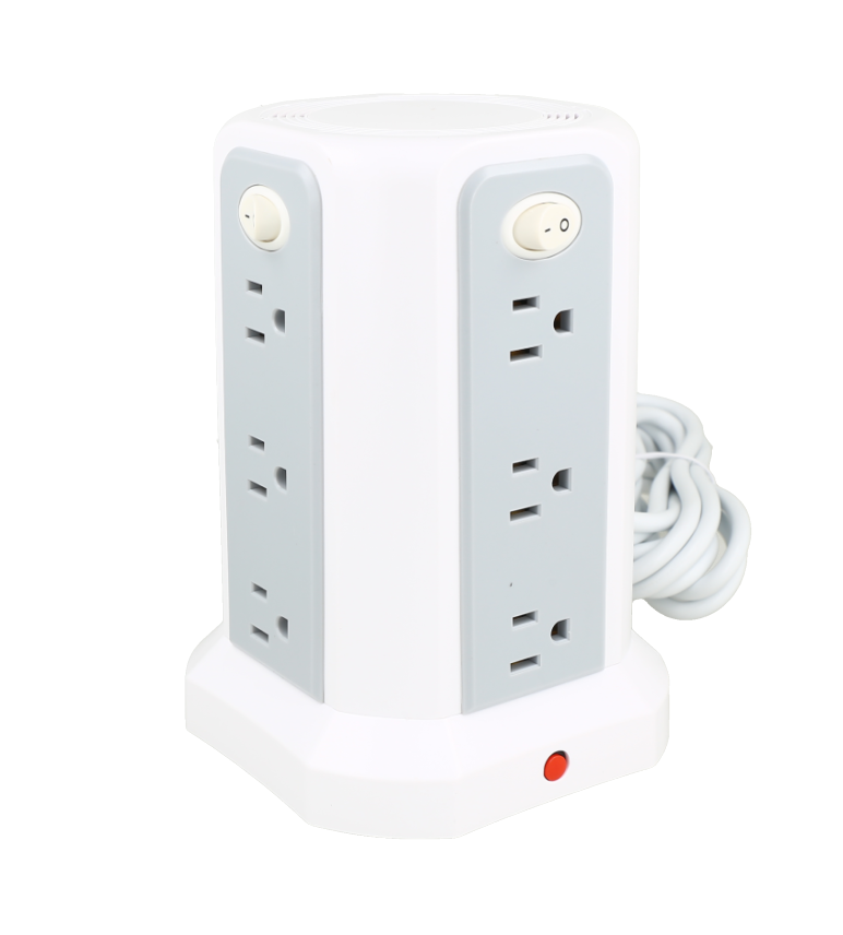 Torre de regleta de alimentación blanca y gris con múltiples tomas de corriente y puertos USB.