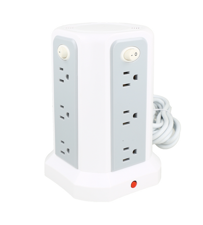 Torre de regleta de alimentación blanca y gris con múltiples tomas de corriente y puertos USB.