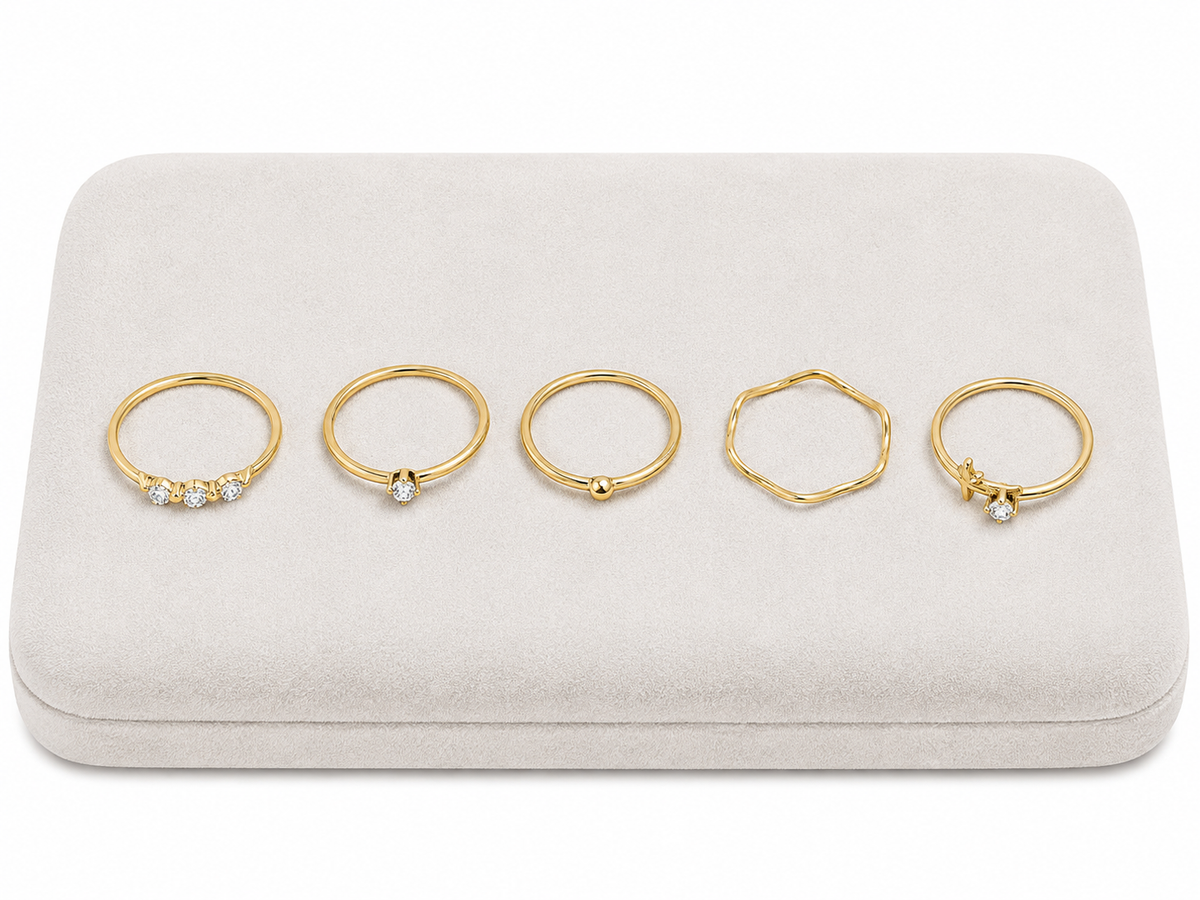 Set de 5 Anillos Dorados con Diseños Delicados y Detalles Brillantes.