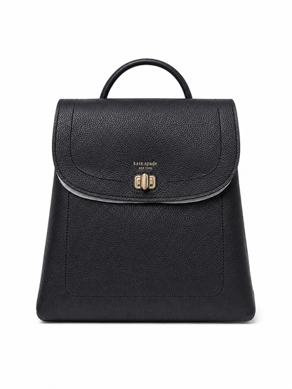 Mochila elegante color negro con cierre frontal y asa superior.