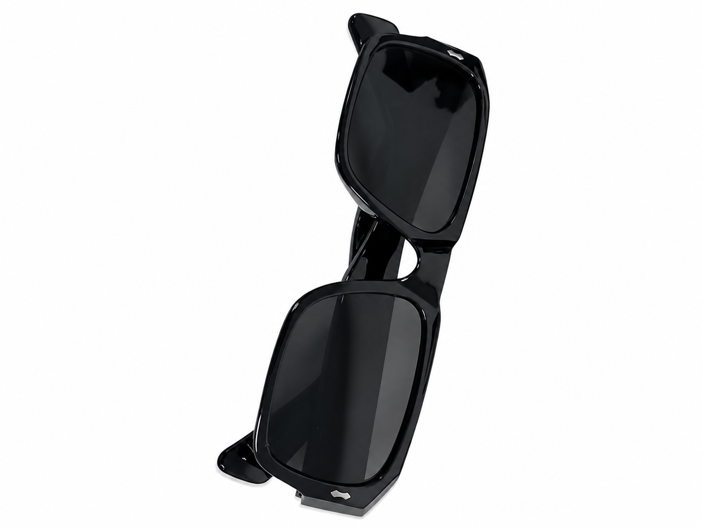 Gafas de sol rectangulares color negro con lentes oscuros de estilo moderno.