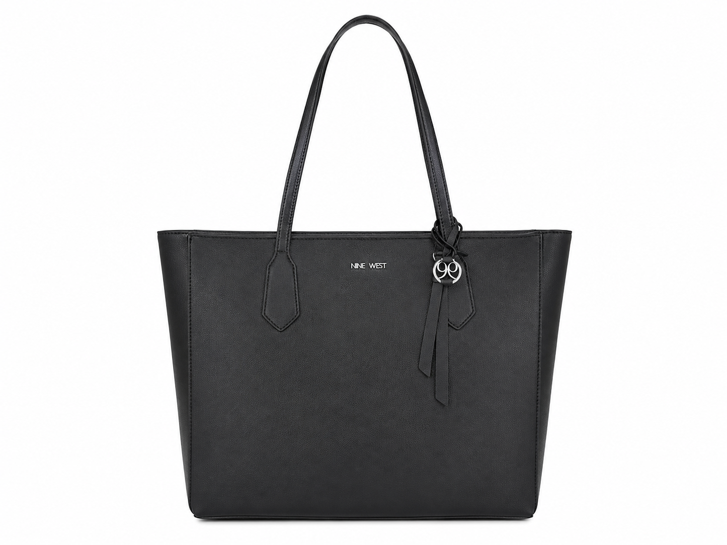 Bolso tote clásico de hombro color negro con colgante decorativo.