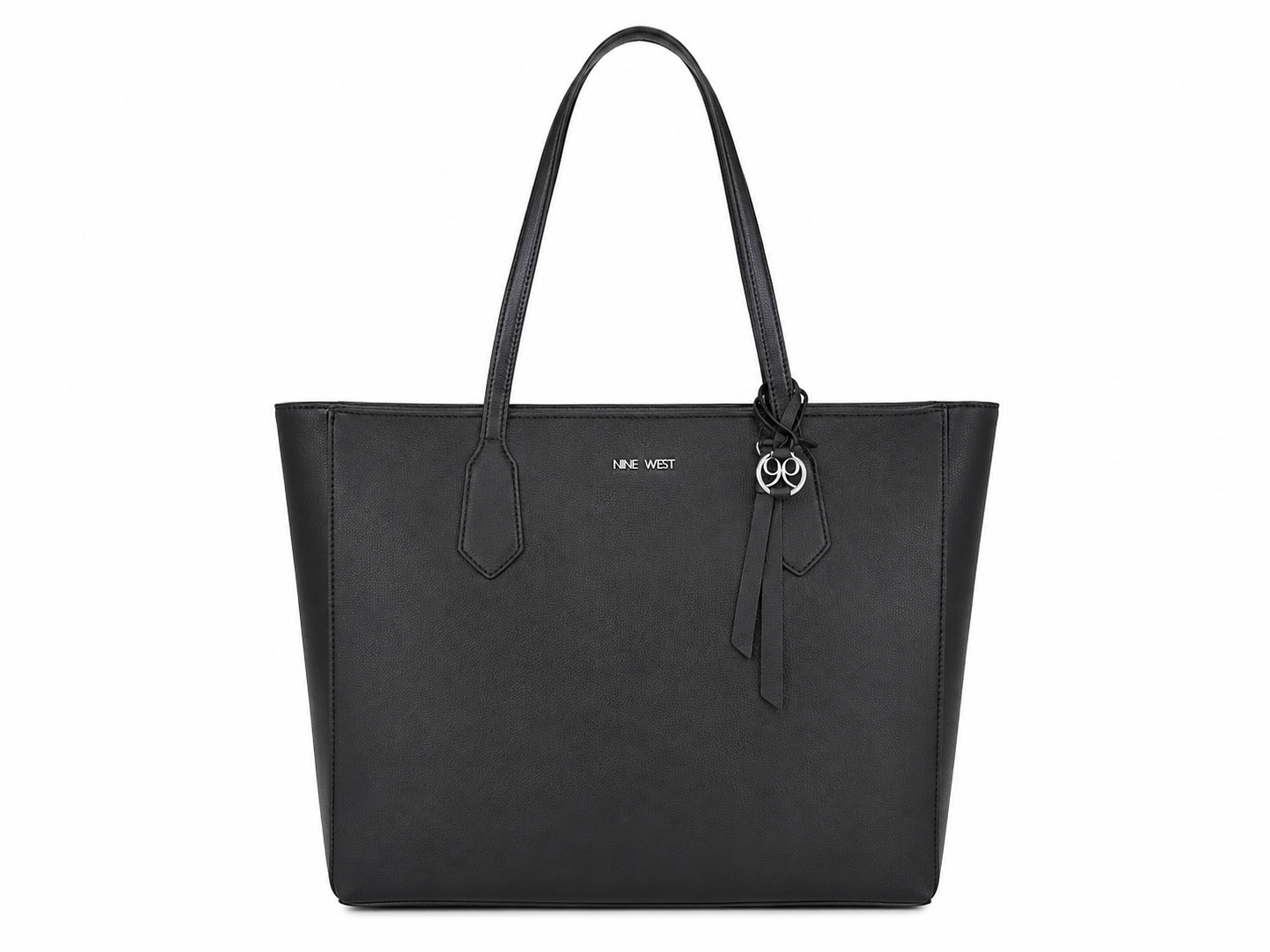 Bolso tote clásico de hombro color negro con colgante decorativo.