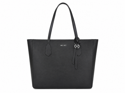 Bolso tote clásico de hombro color negro con colgante decorativo.