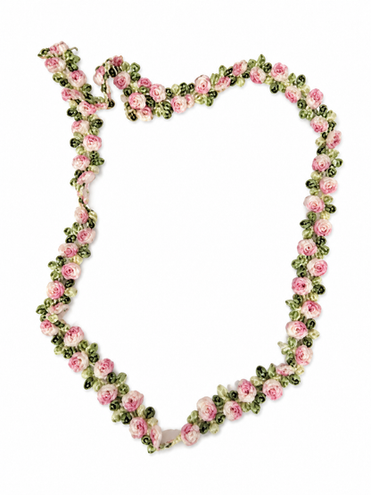 Collar Decorativo Floral con Rosas Rosadas y Hojas Verdes.