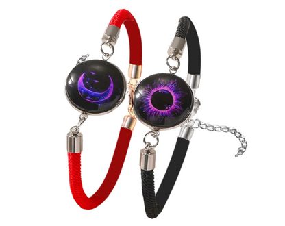 Pulseras de pareja con dijes de "ojo" que brillan en la oscuridad