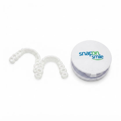Kit de carillas cosméticas  que Incluye dentaduras postizas de color blanco.
