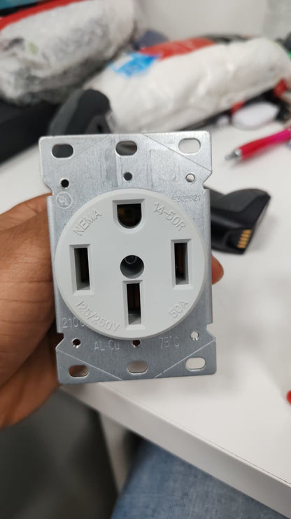 Receptáculo de montaje modelo 66500BK con capacidad de 50 amperios y configuración NEMA 14-50.