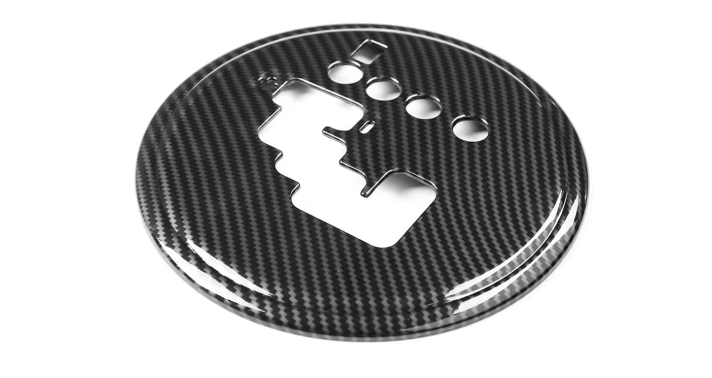 Cubierta adhesiva de fibra de carbono para el panel de cambios de un Mazda MX-5 NC.