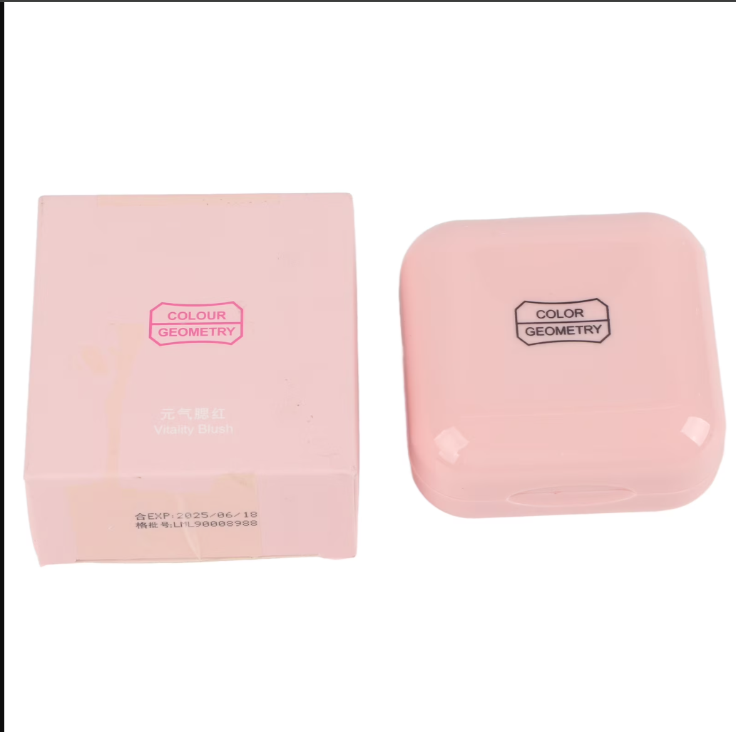 Polvo compacto  en tono rosa pastel y su textura suave para un acabado natural.
