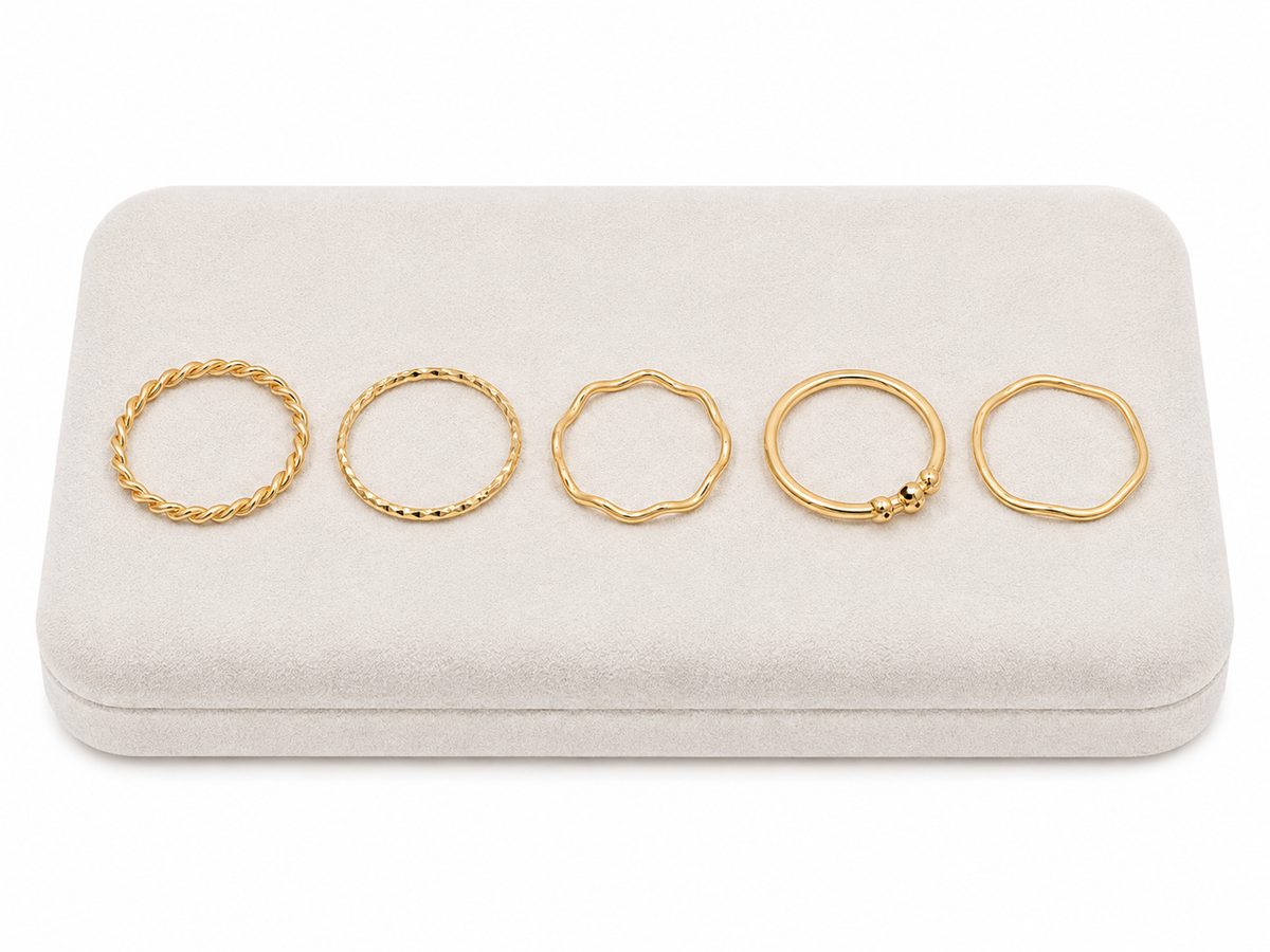 Set de 5 Anillos Dorados con Diseños Variados, Trenzados y Ondulados.