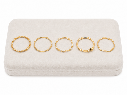 Set de 5 Anillos Dorados con Diseños Variados, Trenzados y Ondulados.