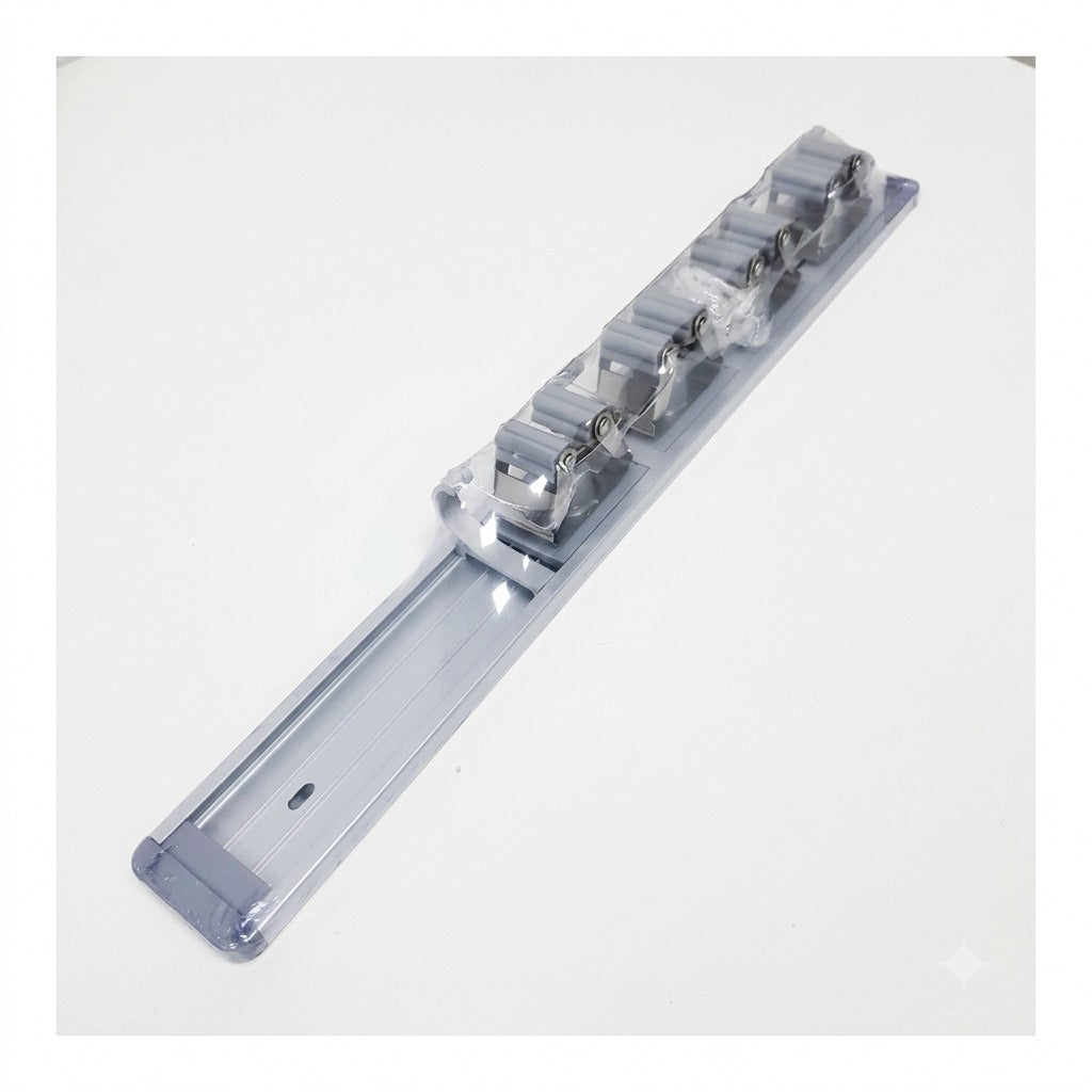 Organizador de pared, cuenta con ranuras con resorte y ganchos para colgar herramientas de limpieza.