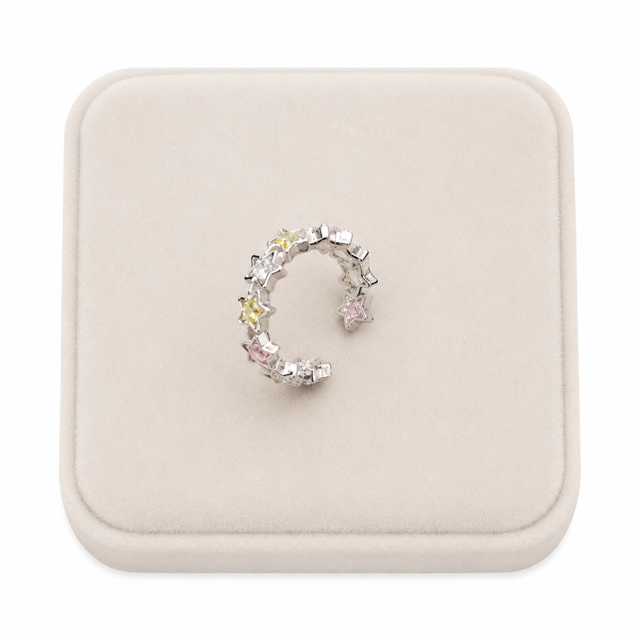 Anillo abierto con diseño de estrellas multicolor color plateado.
