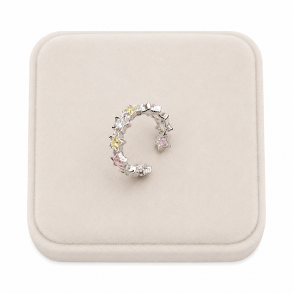 Anillo abierto con diseño de estrellas multicolor color plateado.