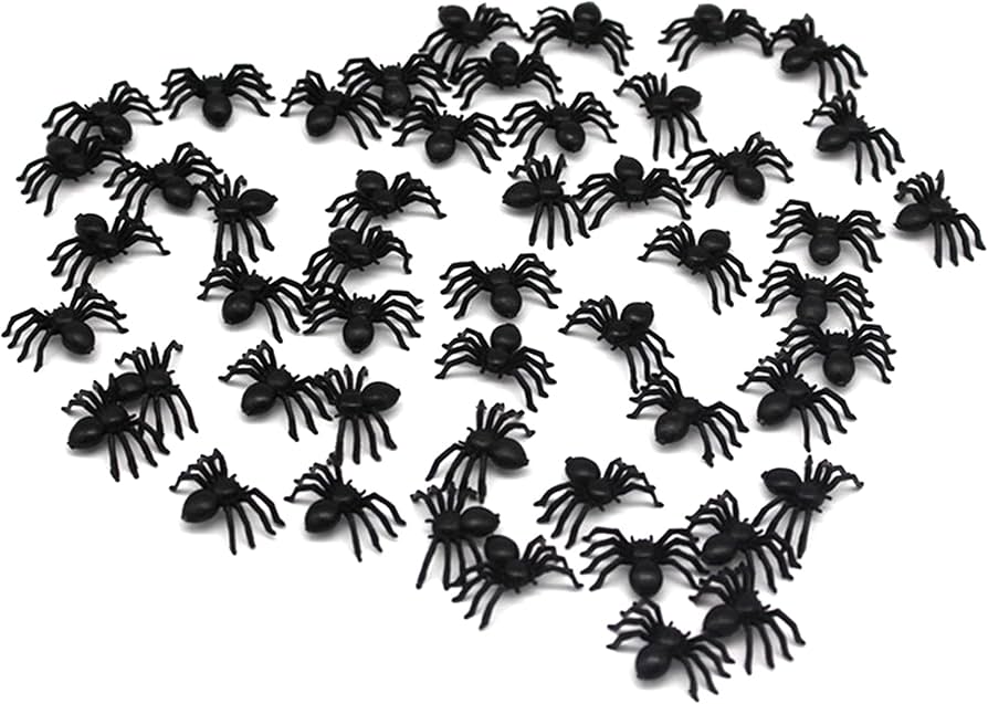 Arañas de plástico negro suelen venderse en paquetes a granel, para decoraciones de Halloween o bromas.