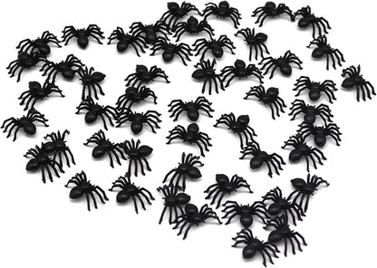 Arañas de plástico negro suelen venderse en paquetes a granel, para decoraciones de Halloween o bromas.