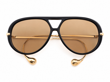 Gafas de sol estilo aviador con montura negra y lentes marrón degradado.
