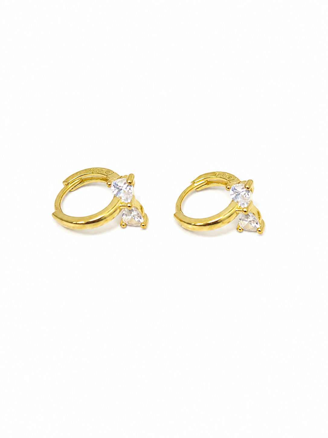 Aretes de Aro Pequeños con Cristales Brillantes Color Dorado.