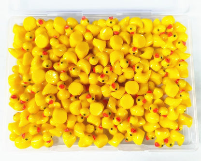 Pequeñas figuras amarillas de patos, comúnmente utilizadas para decoración, manualidades, jardines en miniatura o como accesorios para casas de muñecas.