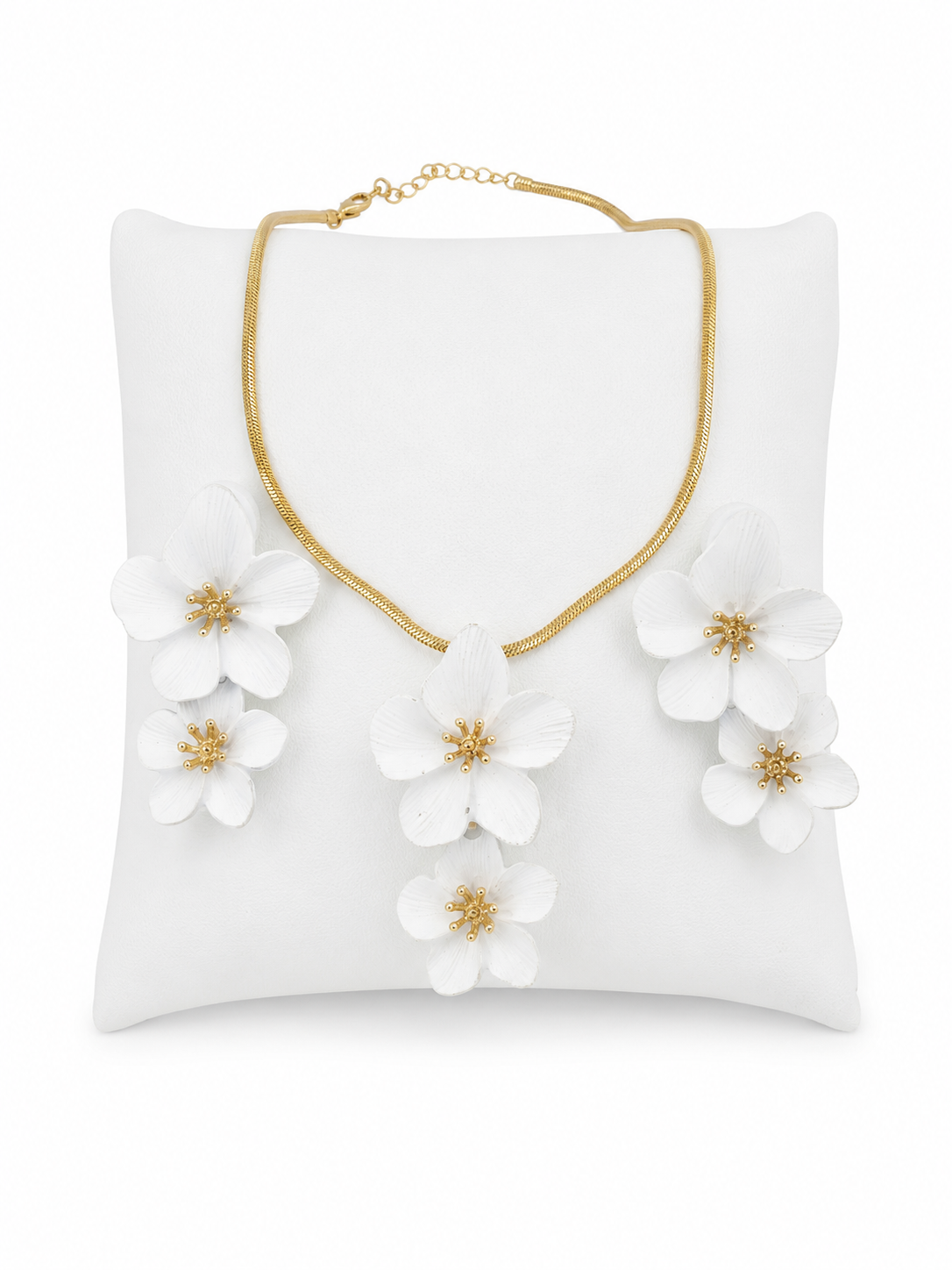 Juego de Collar y Aretes con Flores Blancas Decorativas.