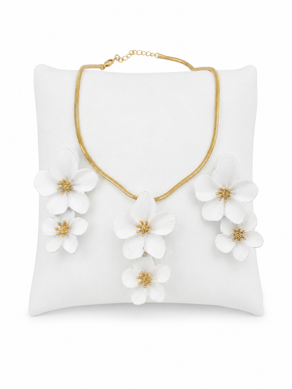 Juego de Collar y Aretes con Flores Blancas Decorativas.