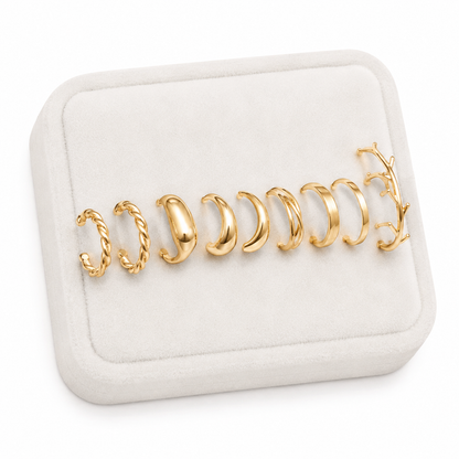 Set de aretes dorados con diseños lisos, abiertos y texturizados.