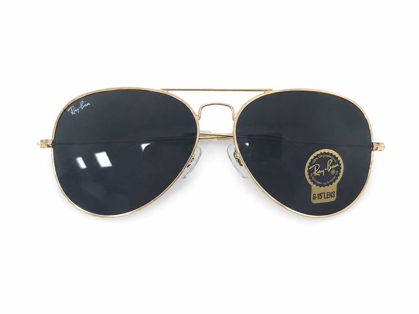 Gafas de Sol Estilo Aviador con Montura Dorada y Lentes Oscuros.