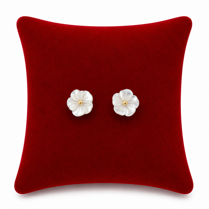 Aretes Florales Tipo Perla con Centro Dorado, Diseño Elegante Blanco.